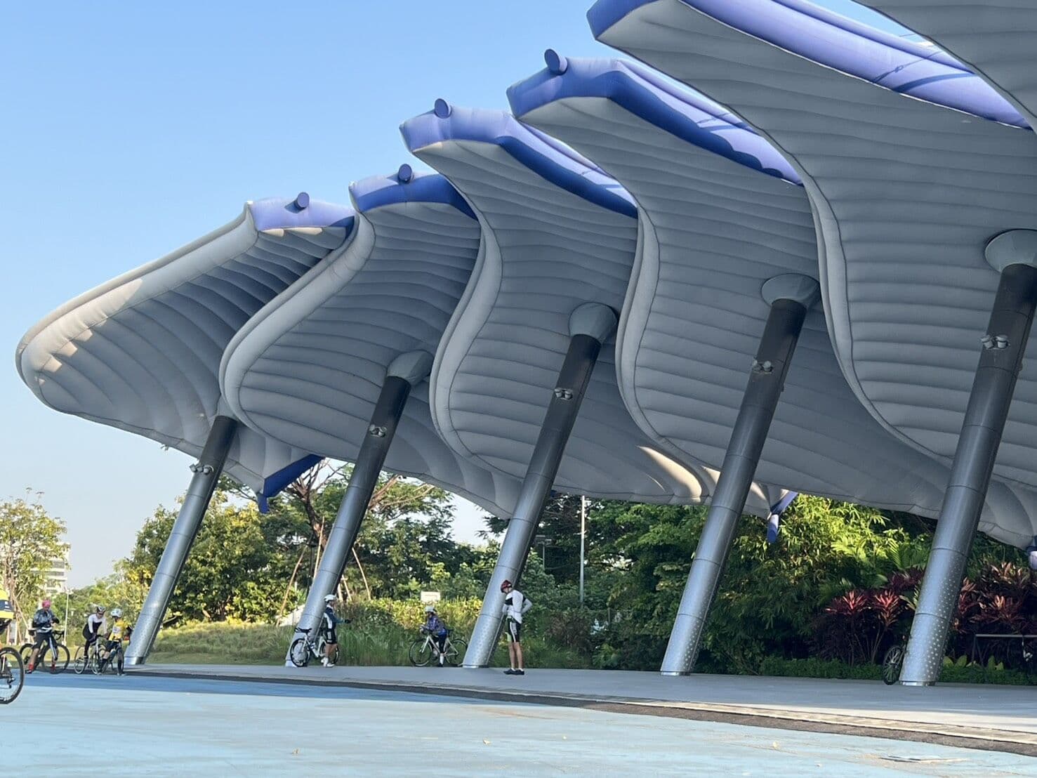 Skylane elevated cycling track architecture