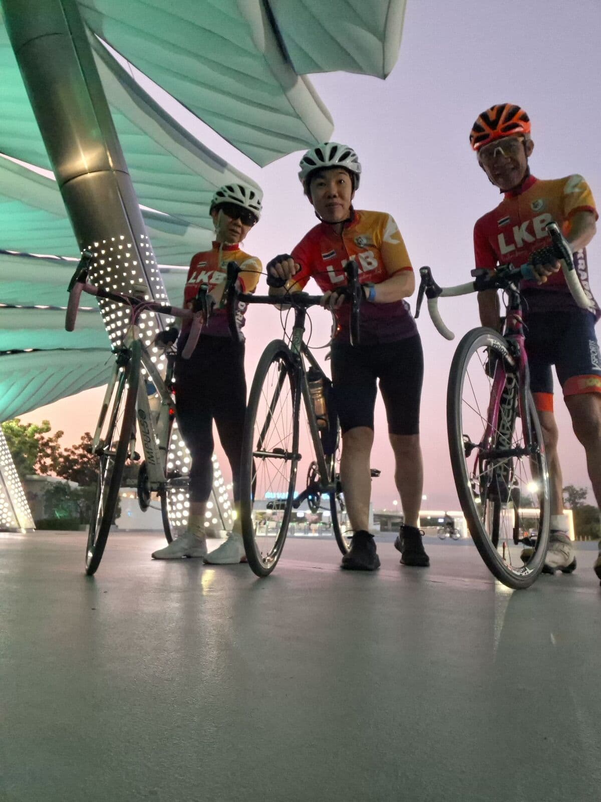 The En-Joy Speed team at dawn, ready to ride